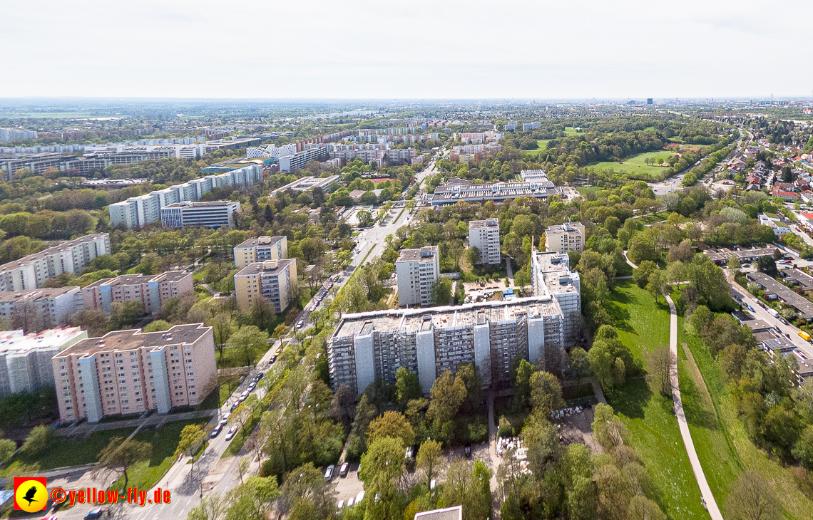 04.05.2023 - Luftbilder von der Fassadensanierung am Karl-Marx-Ring 11-21 in Neuperlach